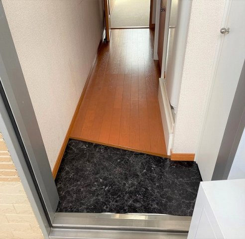 レオパレスベルフローラⅠの玄関