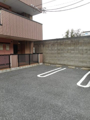 ホワイト　ウッドの駐車場