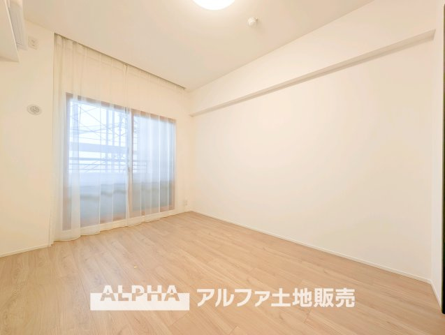 グランソシエ国立ウェストウィングの洋室|【comfort room】
◆落ち着きのある室内◆寝室としても子ども部屋としても使いやすく、暮らしの変化にも対応できる空間。日々の時間を穏やかに過ごせます。