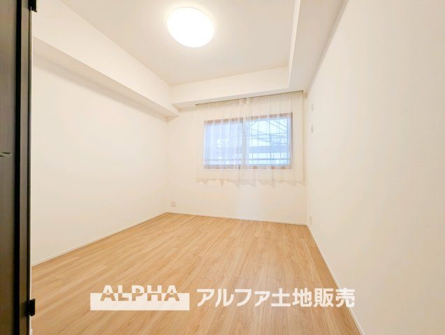 グランソシエ国立ウェストウィングの洋室|【smart room】
◆機能性を備えた空間◆シンプルな形状で家具配置がしやすく、生活スタイルに合わせた使い方が可能。日常に取り入れやすい洋室です。