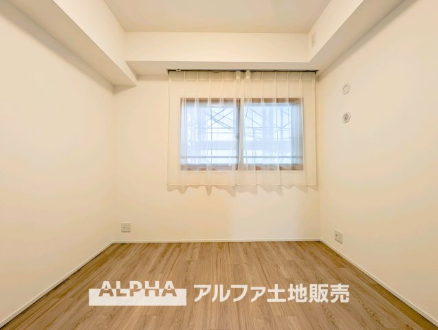 グランソシエ国立ウェストウィングの洋室|【bright room】
◆明るさを感じる洋室◆やわらかな光が室内に広がり、日中も快適に過ごせる一室。プライベート空間として落ち着いた時間を過ごせます。
