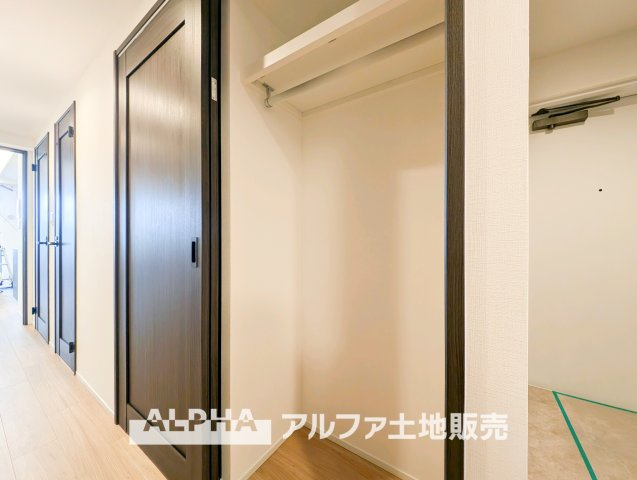 グランソシエ国立ウェストウィングの収納|【closet】
◆クローゼット◆各居室のクロゼットは大好きな服、大事なバッグやアクセサリー、そして大切な思い出の品々。そんなものを傍らにそっと置いておきたい場所です。