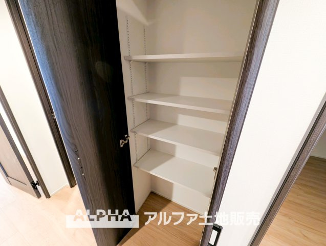 グランソシエ国立ウェストウィングの収納|【Go filled with memories】
◆ありったけの◆住空間をよりよくするためには大切な収納スペース。時が経ち思い出がここに詰まっていく。