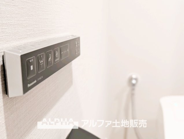 グランソシエ国立ウェストウィングのトイレ|【Warm water flush toilet】
◆温水洗浄便座付きトイレ◆お掃除も楽々。快適に過ごすためには今や欠かせない設備の一つです。壁掛けリモコンで使いやすくいつでも清潔に保てます。