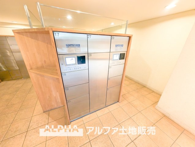 グランソシエ国立ウェストウィングの設備|【Delivery box】
◆宅配BOX◆留守がちな家庭の状況により宅配ボックスを設置した事で、急に届く宅配便に対応し電話や待つことも不要になり、いつでも気兼ねなく荷物が取り出せます。