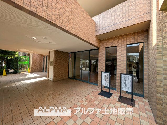 グランソシエ国立ウェストウィングのエントランス|【A cozy space】◆余白のある暮らし◆
人を招いても、ひとりで過ごしても心地よい住空間。
温もりを感じるこの場所が、暮らしの輪郭をやさしく描いていく。