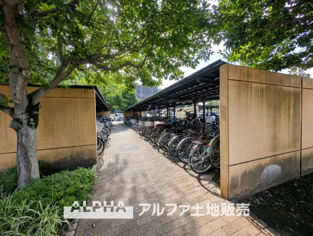 グランソシエ国立ウェストウィングの駐輪場|【A warm space】◆心がほどける場所◆
ゆとりある空間が、日常に静かな余白をつくる住まい。人を迎えることが自然になり、暮らしのリズムも穏やかに整っていく。