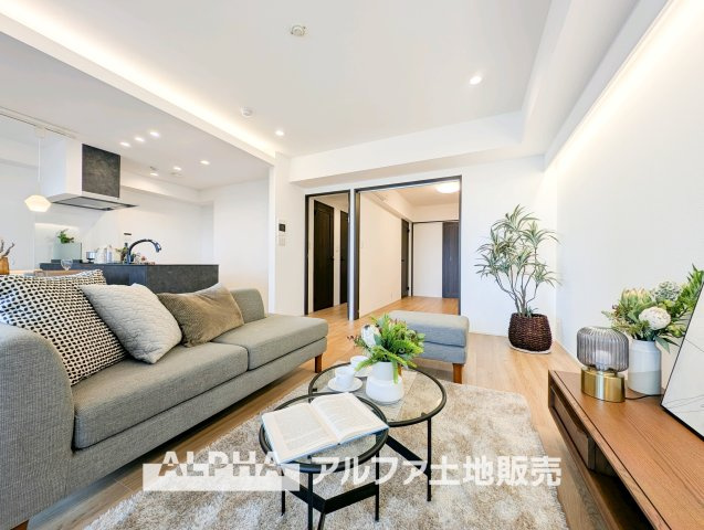 グランソシエ国立ウェストウィングの居間・リビング|【Gathering Place】
◆人を招きたくなる◆
友人とのホームパーティーや、ご親族との食事会など、大切な人と過ごす時間をより心地よく演出するリビングです。