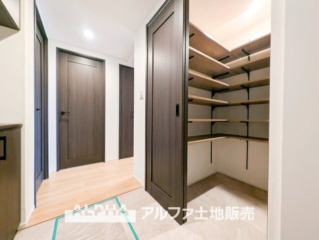 グランソシエ国立ウェストウィングの玄関|【Entrance Design】
◆玄関◆出入りのたびに気持ちが整うような落ち着きある玄関空間。シンプルな構成で使いやすく、住まい全体の印象をやわらかく引き立てます。