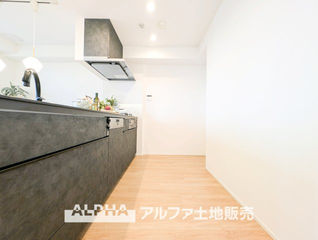 グランソシエ国立ウェストウィングのキッチン|【Daily Comfort】
◆毎日を整える空間◆使いやすさに配慮されたキッチンは、料理をする時間まで楽しく感じられる場所。暮らしのリズムに自然と馴染み、心地よい日常を演出します。