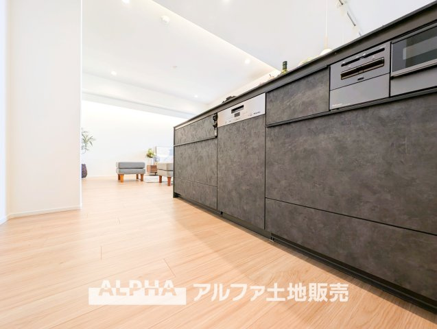 グランソシエ国立ウェストウィングのキッチン|【Timeless Kitchen】
◆暮らしの真ん中にある場所◆毎日の食事も、何気ない会話も自然と集まるキッチンスペース。空間に調和するデザインが、過ごす時間そのものを心地よく変えてくれる。
