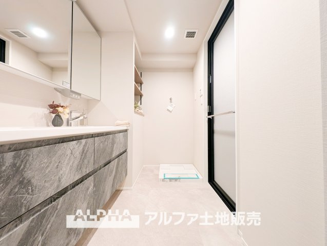 グランソシエ国立ウェストウィングの独立洗面台|【Powder room】
◆独立洗面台◆朝の身支度や帰宅後の手洗いも快適に行える独立洗面台。収納スペースも備えており、洗面用品をすっきり整理できる使い勝手の良い空間です。