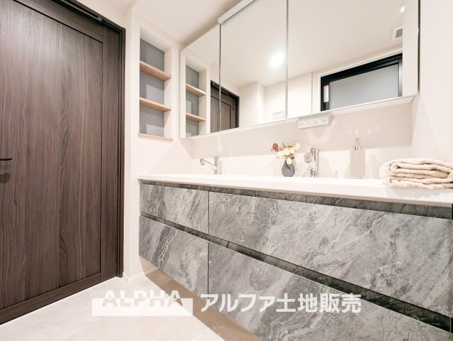 グランソシエ国立ウェストウィングの独立洗面台|【Laundry space】
◆ランドリースペース◆洗濯機置場を備えた使いやすいランドリースペース。浴室換気乾燥機付きで、天候を気にせず洗濯でき、毎日の家事もスムーズにこなせます。