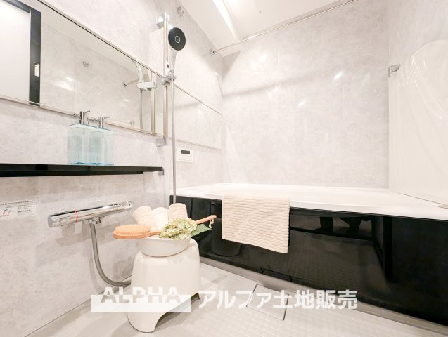 グランソシエ国立ウェストウィングの浴室|【Bath room】
◆バスルーム◆一日の疲れをゆっくり癒せる落ち着いたバスルーム。浴室乾燥機付きで天候を気にせず洗濯でき、毎日の暮らしにも便利な空間です。