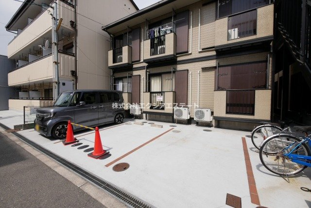 アネックス加賀屋の駐車場