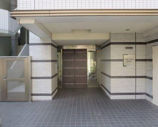 プライムアーバン千駄木のエントランス