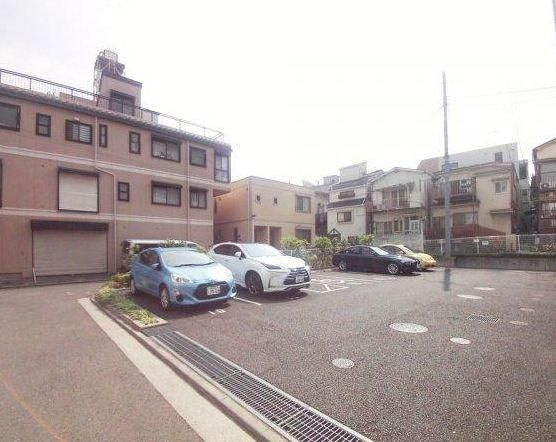 プライムアーバン千駄木の駐車場