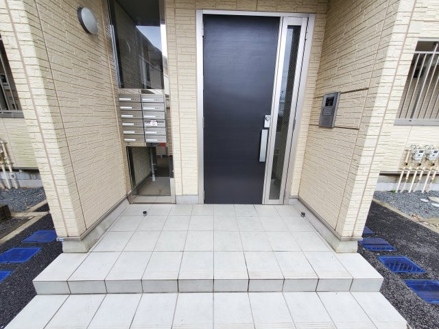 船橋市前原西１丁目のアパートのエントランス
