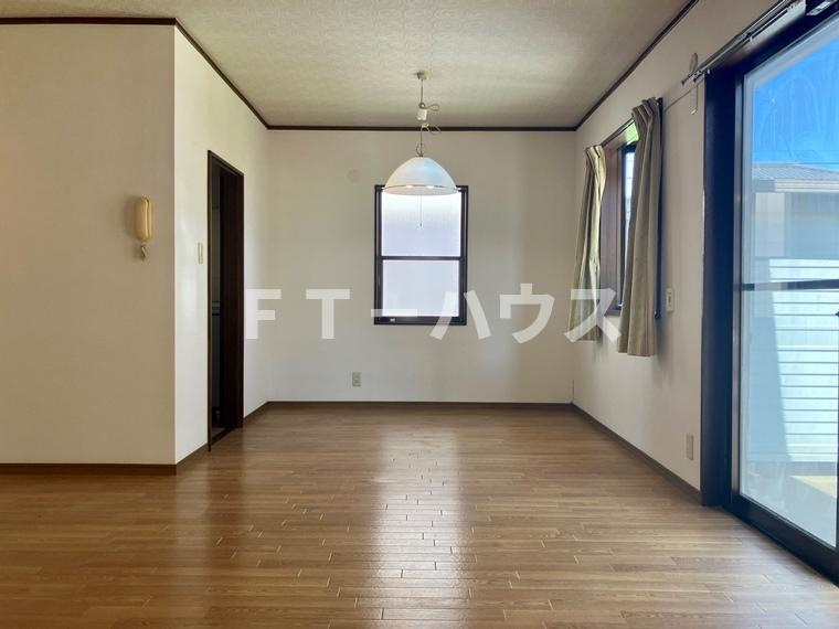 田喜野井戸建の居間・リビング|おしゃれなリビングです