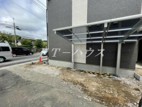 ジーメゾン薬園台の駐車場