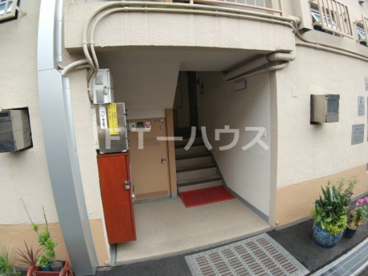 三輝本マンションのエントランス