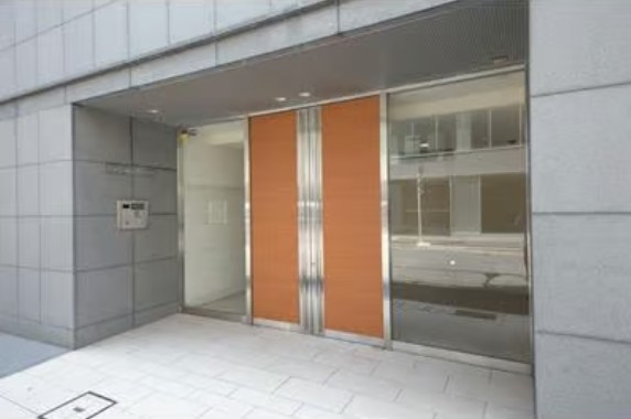 千代田区神田錦町１丁目の賃貸マンションのエントランス
