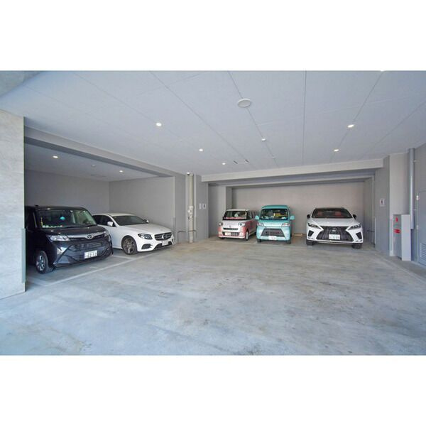 MELDIACRESTTAPPNAMBA-WESTの駐車場