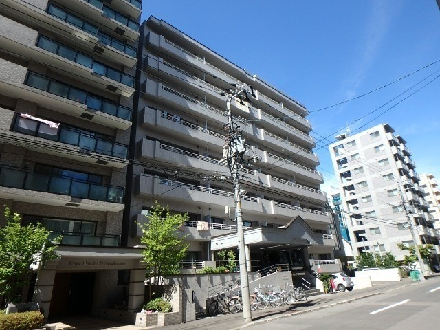 パシフィック近代美術館前