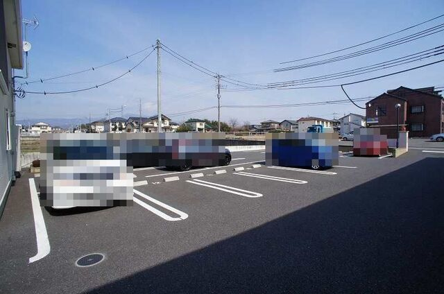 メゾンシュクレⅡの駐車場
