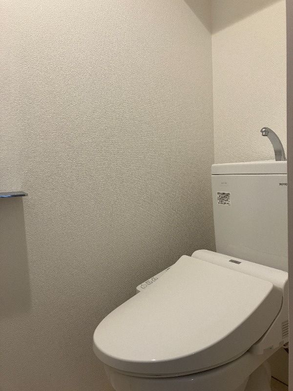 新宿区舟町の賃貸マンションのトイレ