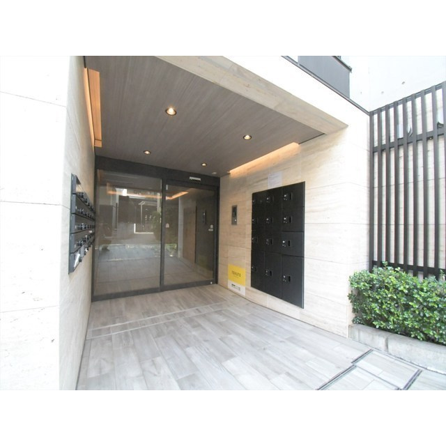 ＬＥＧＡＬＡＮＤ市谷薬王寺のエントランス