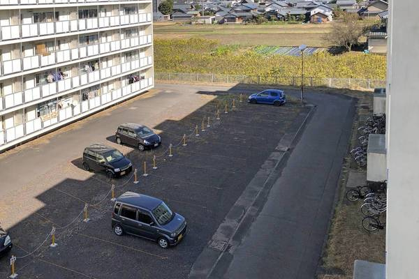 ビレッジハウス村国2号棟の駐車場