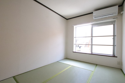 キッチン側の和室6畳です。