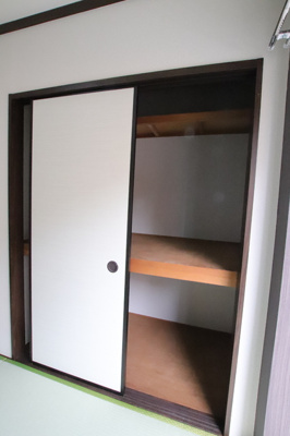 キッチン側の和室6畳の押し入れです。