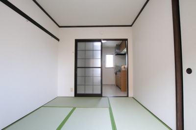 キッチン側の和室6畳です。