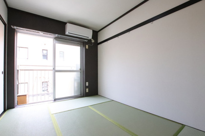 洗面所側の和室6畳です。