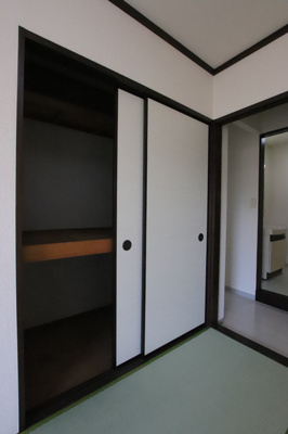 キッチン側の和室6畳の押し入れですです。