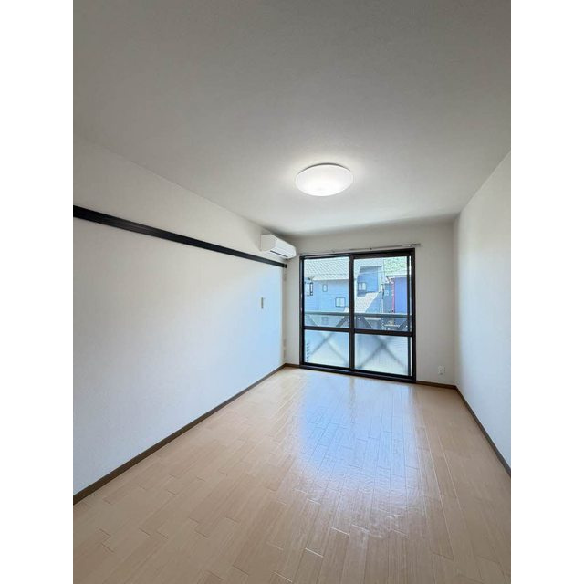 岐阜市日野南１丁目のアパートの居間・リビング