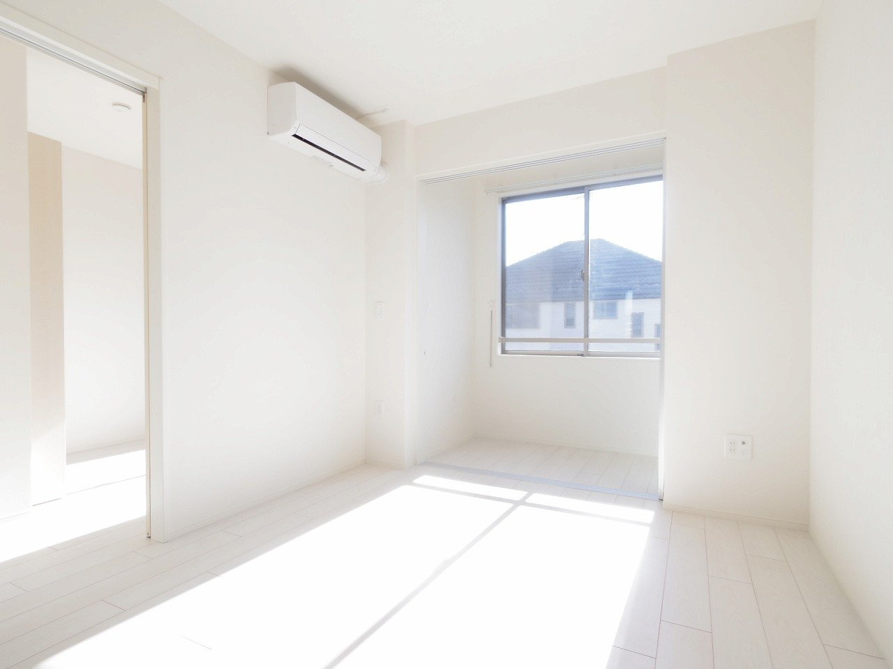 レヴメゾン神山弐番館の居間・リビング