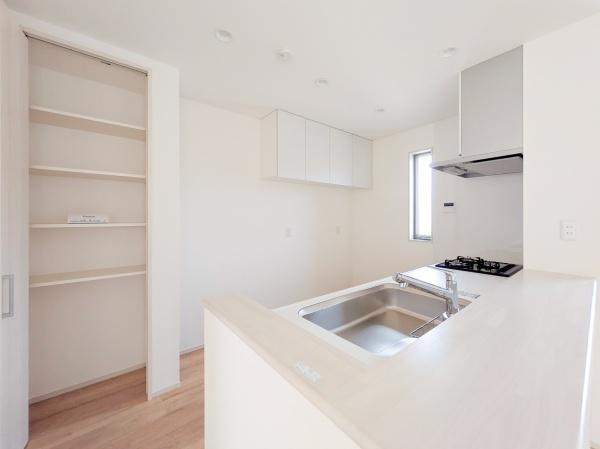 横浜市金沢区富岡西７丁目の新築一戸建のキッチン|パントリー付き！
パントリーがあるとキッチン周りをきれいに保てますね！