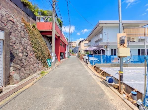 横浜市保土ケ谷区宮田町２丁目の新築一戸建の前面道路含む現地写真|現在建築中の為、同仕様物件のご案内をさせて頂きます。
お車でご自宅まで送迎承ります。