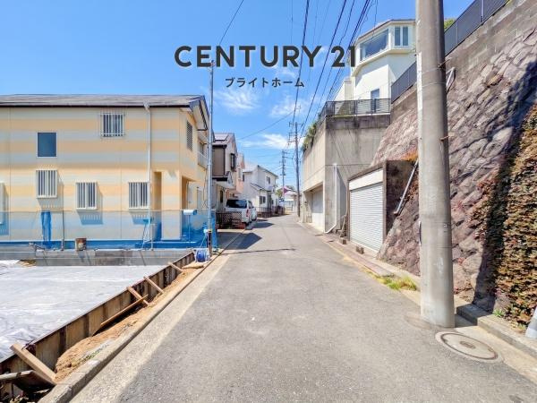 横浜市保土ケ谷区宮田町２丁目の新築一戸建の前面道路含む現地写真|車通りが少ない為、小さなお子様にも安心です。
是非一度、現地へ起こしください。