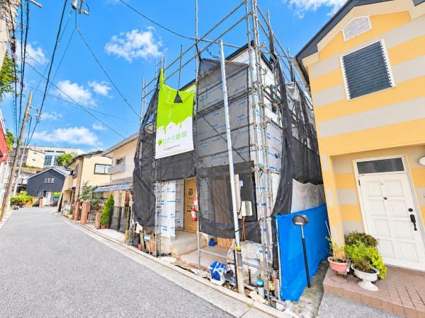 横浜市保土ケ谷区宮田町２丁目の新築一戸建の前面道路含む現地写真|車通りが少ない為、小さなお子様にも安心です。
是非一度、現地へ起こしください。