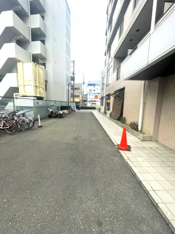 エクセレント忍ケ丘の駐車場