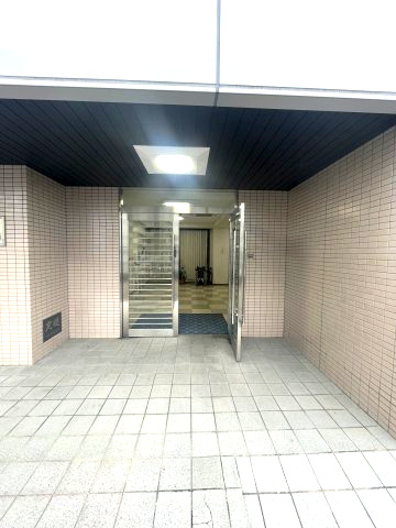 エクセレント忍ケ丘のエントランス