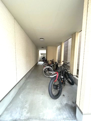フジパレス摂津正雀ノースの駐車場