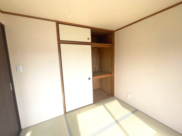 第一寺方ハイツの和室|同物件反転のお写真です
間取り図を参照願います