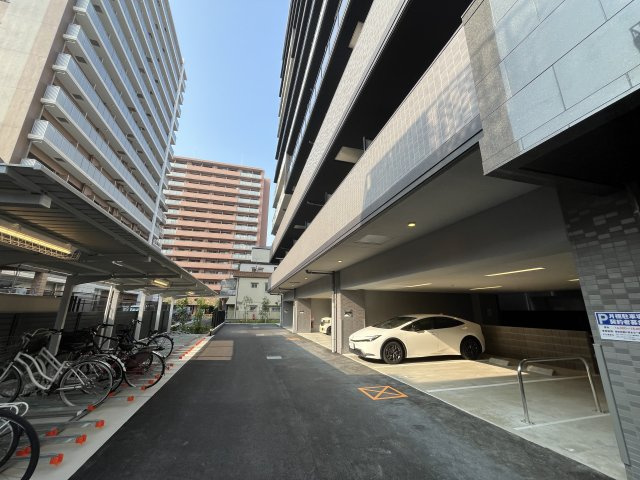 アドバンス大阪リーヴァの駐車場