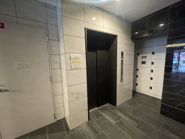 プレサンスNEO大和田STATIONベゼルのエントランス