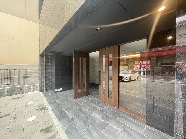 プレサンスNEO大和田STATIONベゼルのエントランス